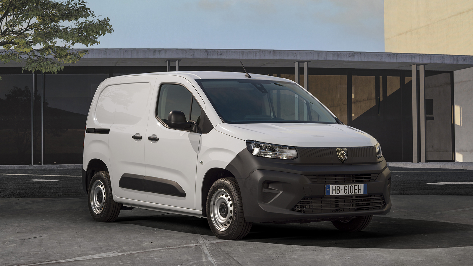 Η Peugeot ανακοίνωσε πως σύντομα θα λανσάρει και μια νέα ηλεκτρική έκδοση του Partner με μπαταρία 42kWh και αυτονομία έως 270km. Η Peugeot ανακοίνωσε πως σύντομα θα λανσάρει και μια νέα ηλεκτρική έκδοση του Partner με μπαταρία 42kWh και αυτονομία έως 270km.