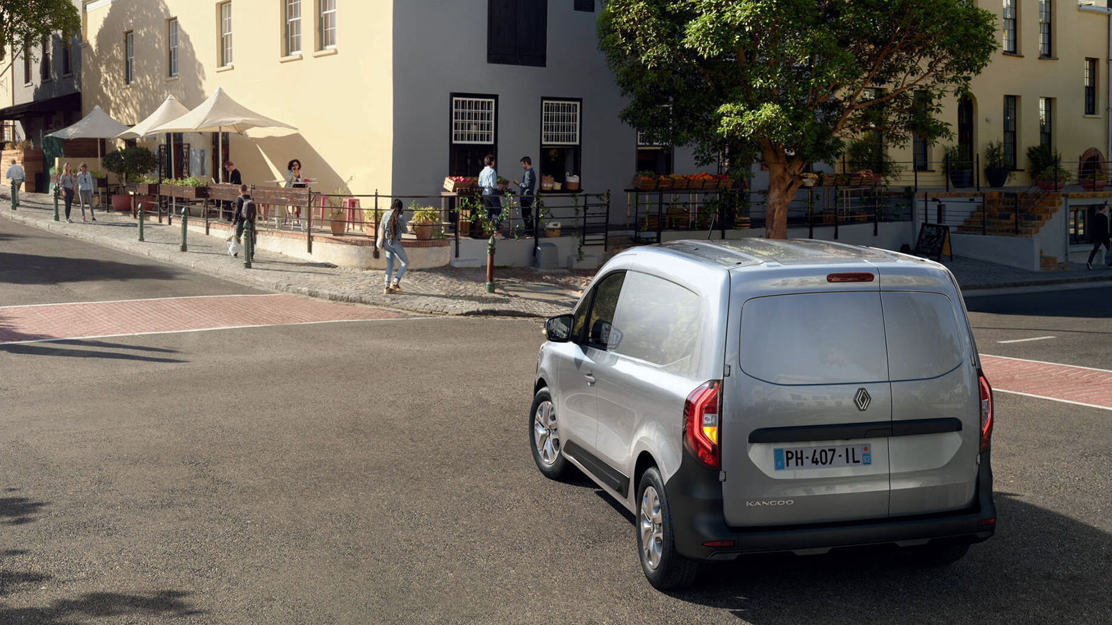 Το Kangoo Van διατηρεί τις επιλογές μήκους 4,49 και 4,91 μ., με ηλεκτρικούς, diesel και βενζινοκίνητους κινητήρες στη διεθνή γκάμα του. Το Kangoo Van διατηρεί τις επιλογές μήκους 4,49 και 4,91 μ., με ηλεκτρικούς, diesel και βενζινοκίνητους κινητήρες στη διεθνή γκάμα του.