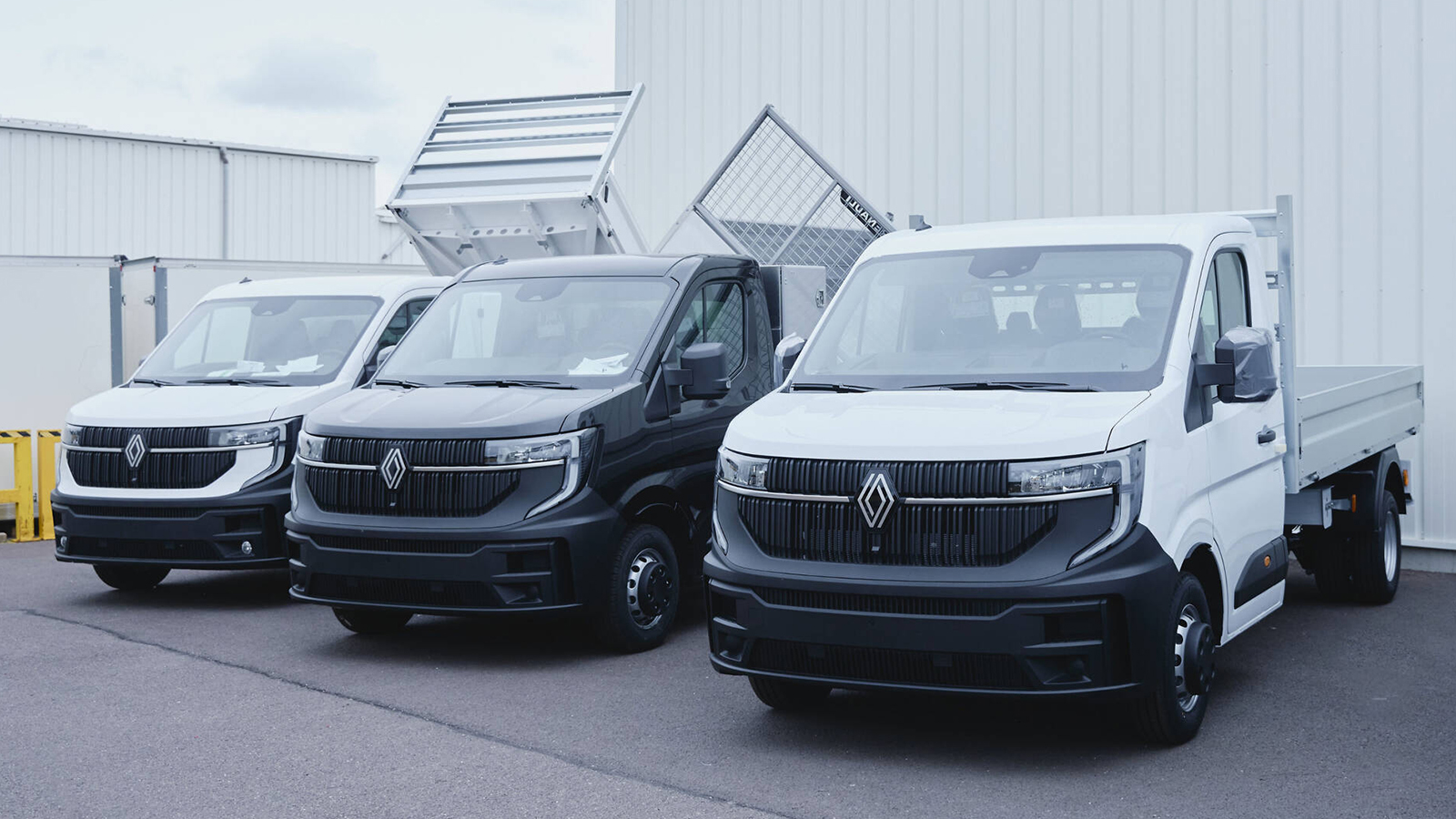 Η Renault προσφέρει έτοιμες μετατροπές οχημάτων μέσω του προγράμματος «Converted by Renault» για όλα τα ελαφρά επαγγελματικά της οχήματα. Η Renault προσφέρει έτοιμες μετατροπές οχημάτων μέσω του προγράμματος «Converted by Renault» για όλα τα ελαφρά επαγγελματικά της οχήματα.