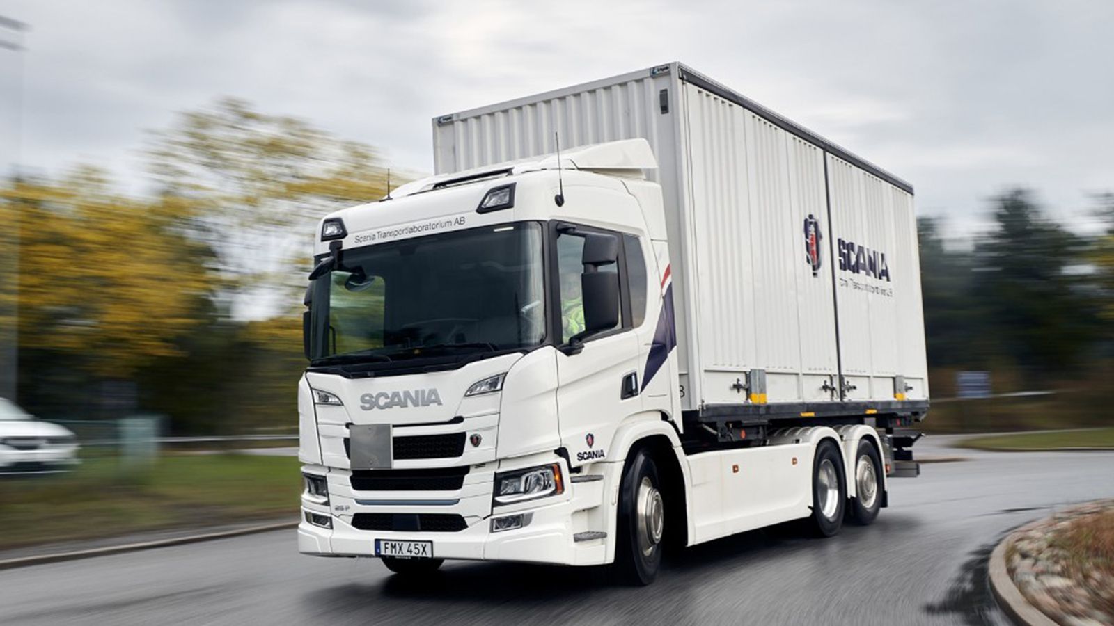 Ήδη από φέτος θα ξεκινήσει η αντικατάσταση των οχημάτων της μεταφορικής Scania Transportlab με αμιγώς ηλεκτρικά.
