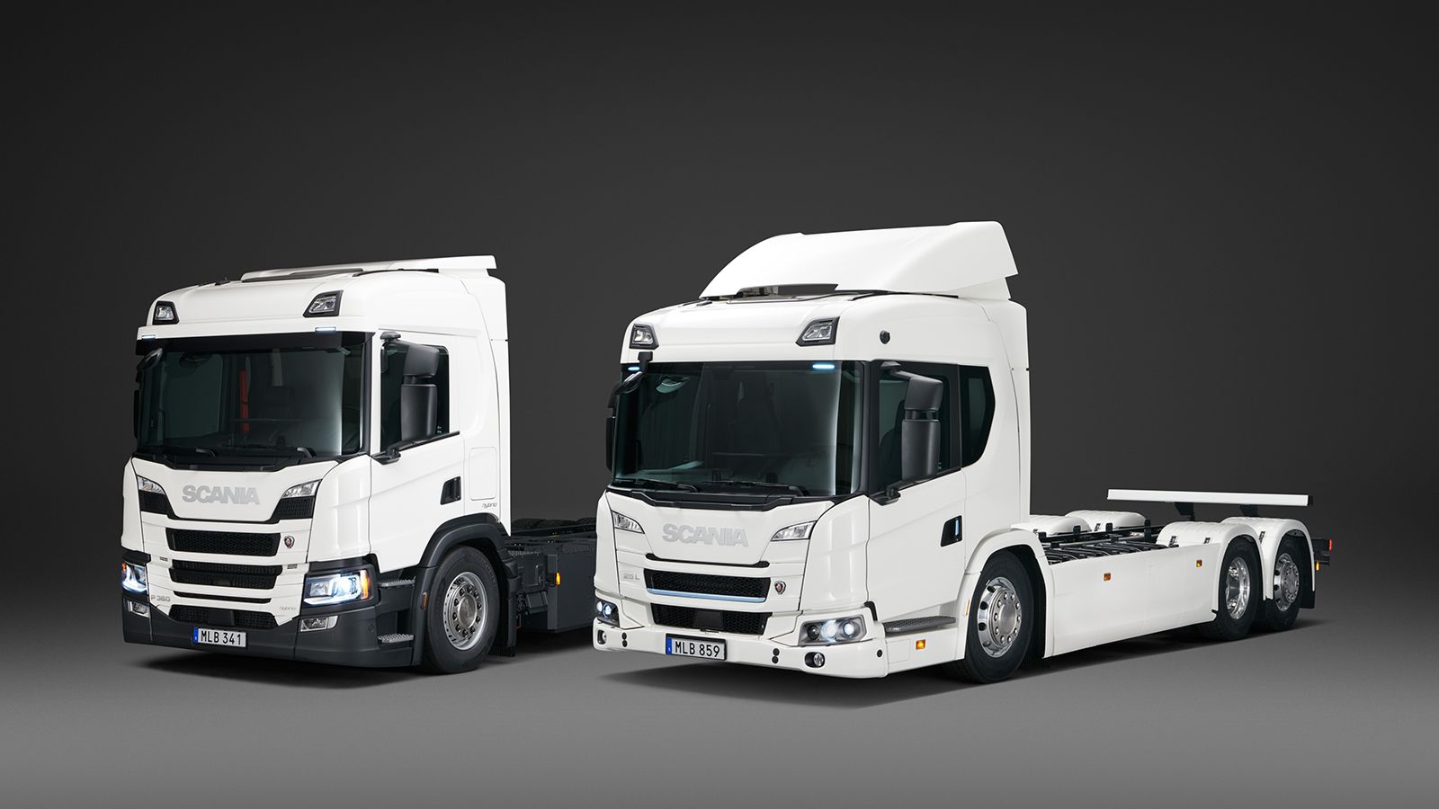 Η σημερινή ηλεκτρική γκάμα της Scania, περιλαμβάνει ένα plug-in hybrid (αριστερά) και ένα πλήρως ηλεκτρικό φορτηγό (δεξιά) αυτονομίας 250 χλμ.