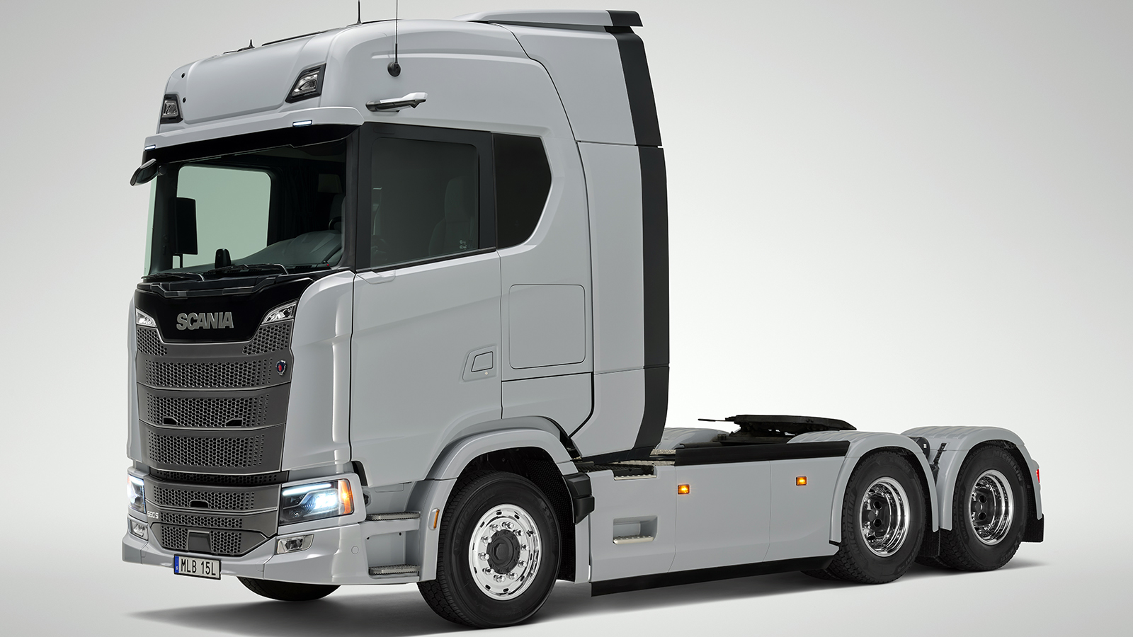 Η Dynamic S-series συνδυάζει τις νέες αεροδυναμικές επεμβάσεις με ευρύχωρη καμπίνα και εντελώς επίπεδο δάπεδο. Η Dynamic S-series συνδυάζει τις νέες αεροδυναμικές επεμβάσεις με ευρύχωρη καμπίνα και εντελώς επίπεδο δάπεδο.