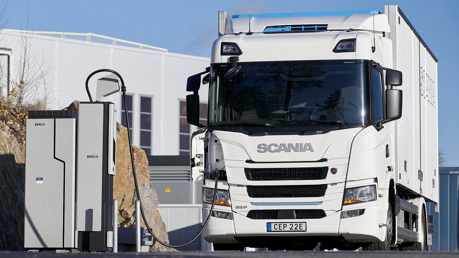 Σχεδόν 100 λεπτά φόρτισης σε έναν σταθμό των 130 kW απαιτούν οι μεγάλες μπαταρίες των 300 kWh, για να προσδώσουν στο ηλεκτρικό Scania μέγιστη αυτονομία 250 χλμ. 