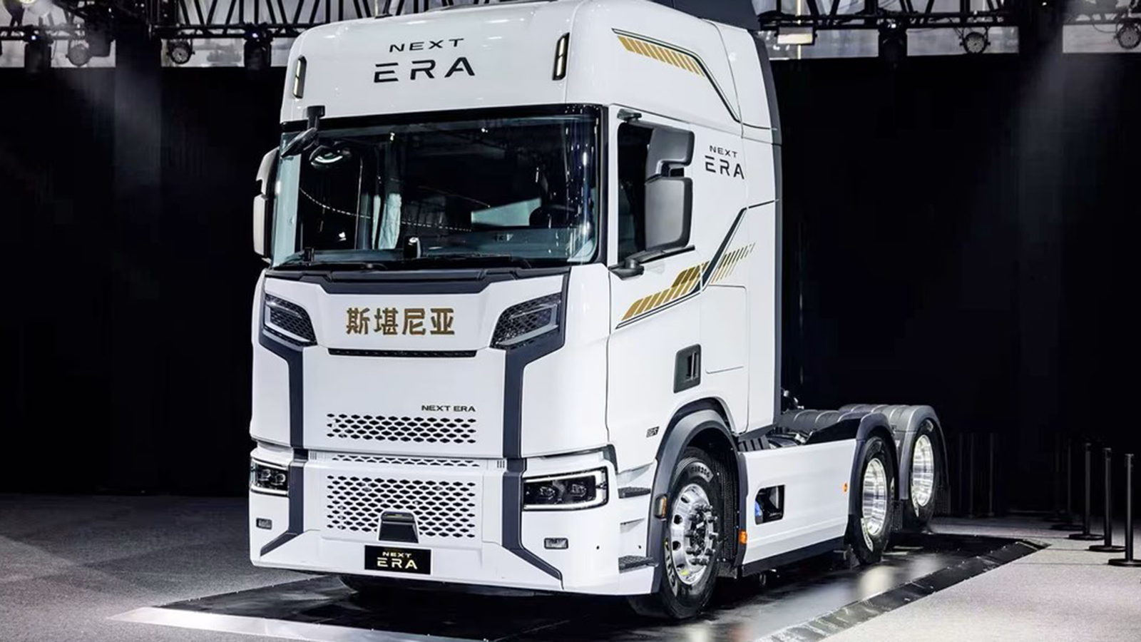 Το Scania Next Era παράγεται στην Κίνα ως μοντέλο ειδικά εξελιγμένο για την τοπική αγορά, όπου η εταιρεία ενισχύει πλέον και τις δραστηριότητες δοκιμών. Το Scania Next Era παράγεται στην Κίνα ως μοντέλο ειδικά εξελιγμένο για την τοπική αγορά, όπου η εταιρεία ενισχύει πλέον και τις δραστηριότητες δοκιμών.