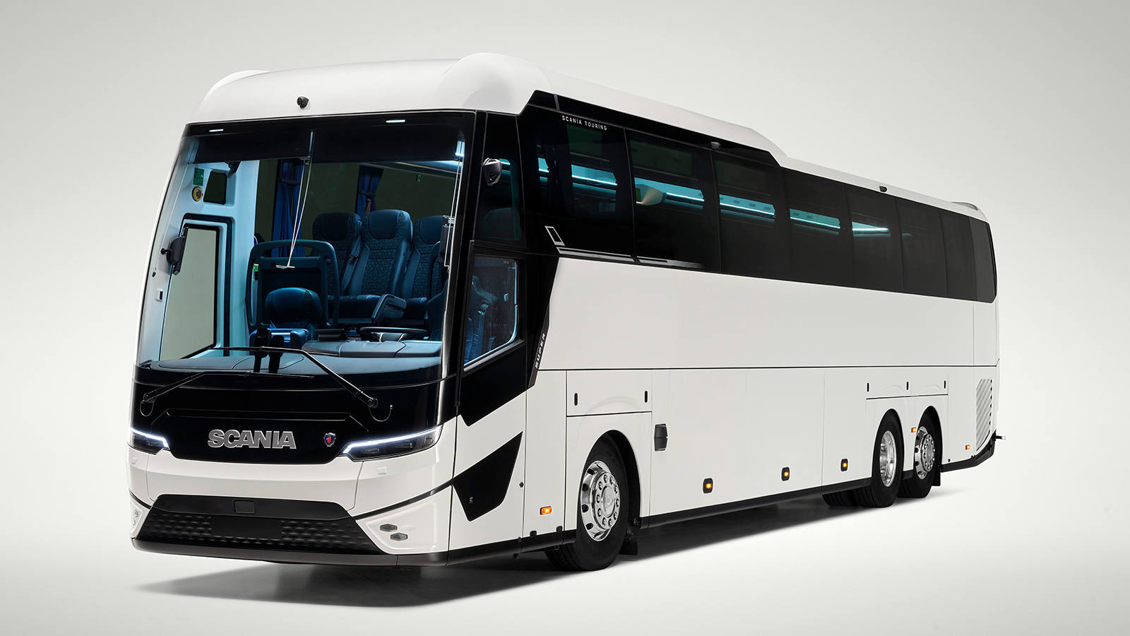 Το νέο Scania Touring υιοθετεί σύγχρονη σχεδίαση, καλύτερη αεροδυναμική και σαφέστερη ταυτότητα Scania.