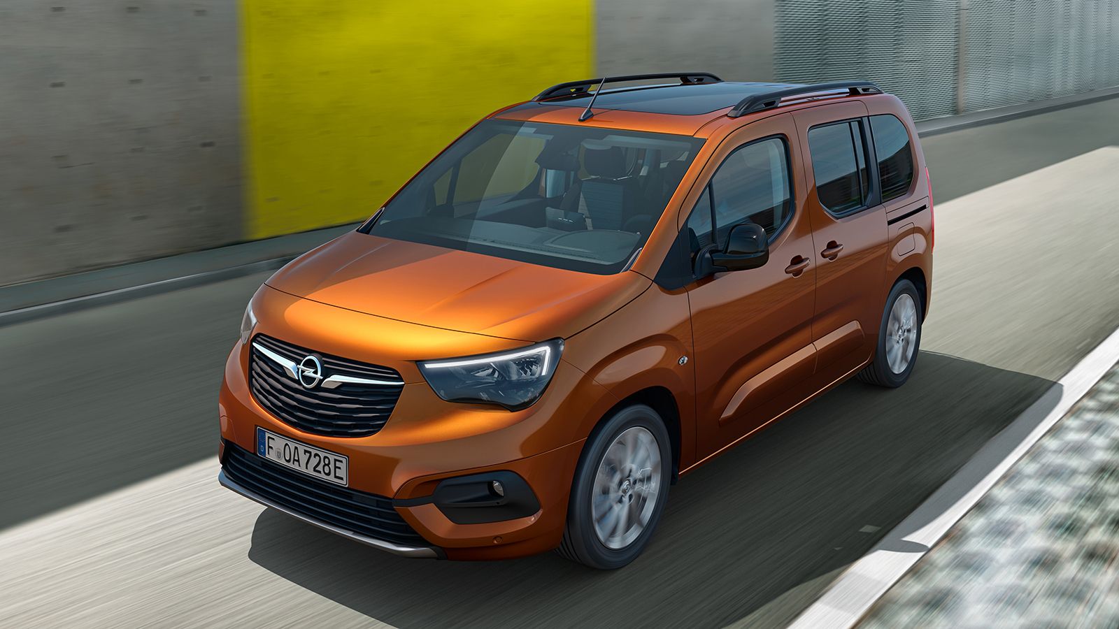 Το Opel Combo-e Life των 136 hp φέρει μπαταρίες 50 kWh, που φορτίζουν (στο 80%) σε 30 λεπτά και του προσδίδουν αυτονομία έως και 280 χλμ. 