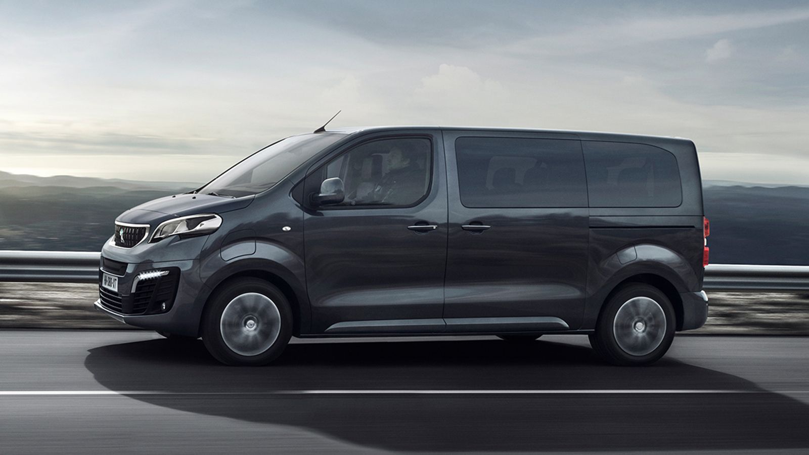 Το έως και 9 θέσεων Peugeot e-Traveller (φωτό) είναι διαθέσιμο σε 3 μήκη αμαξώματος με μπαταρίες 50 ή 75 kWh, για μέγιστη αυτονομία 330 χλμ. Το e-Expert φορτίζει (στο 80%) τις μπαταρίες των 50 kWh σε 