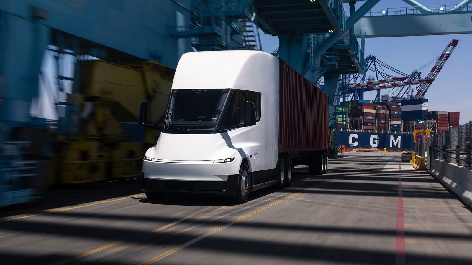 Με κατανάλωση 1,0 kWh/χλμ., το Semi στοχεύει στις απαιτητικές ευρωπαϊκές εμπορευματικές μεταφορές. Με κατανάλωση 1,0 kWh/χλμ., το Semi στοχεύει στις απαιτητικές ευρωπαϊκές εμπορευματικές μεταφορές.