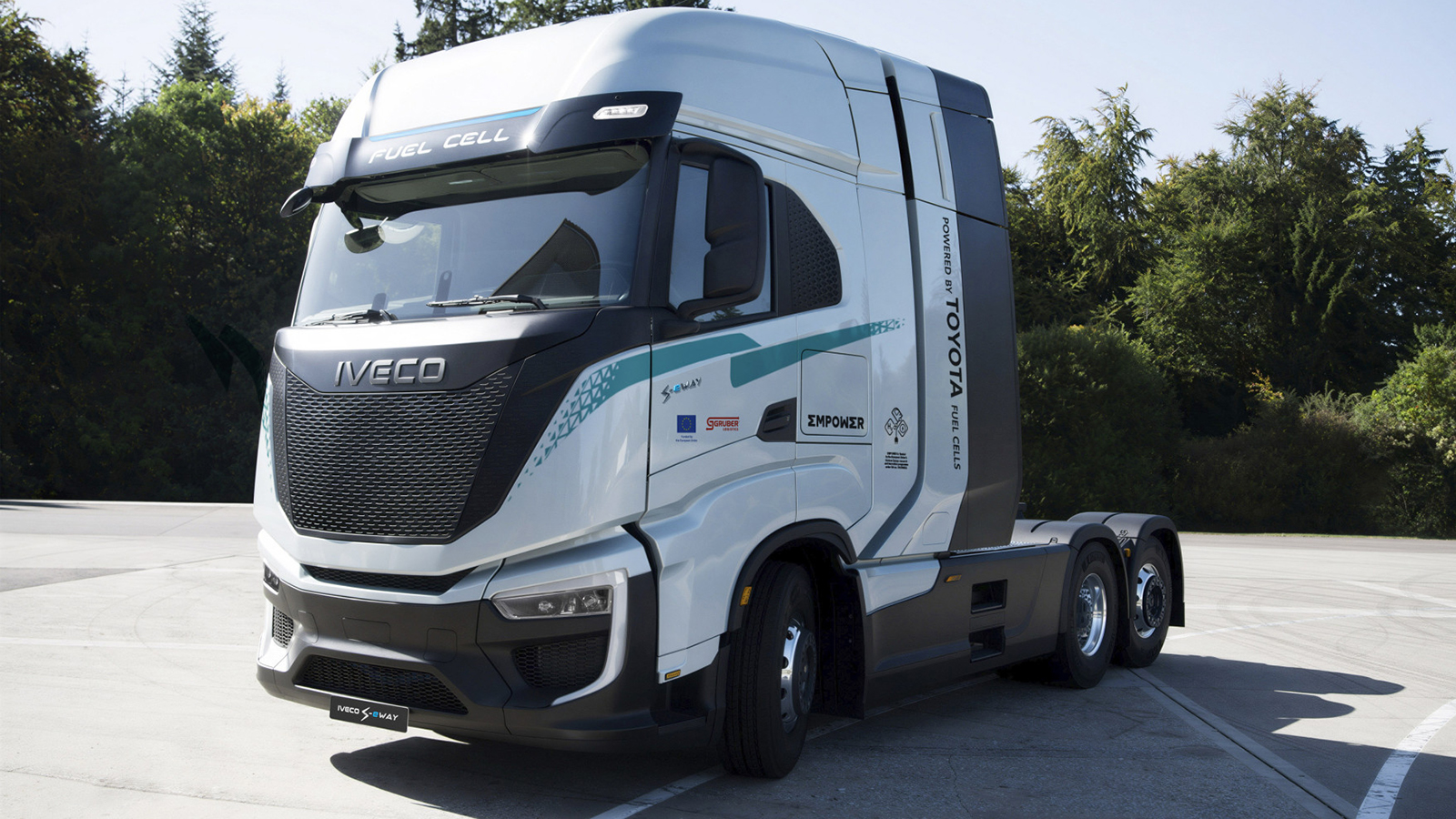 Το Iveco S-eWay Fuel Cell θα εφοδιάζεται με συστήματα κυψελών καυσίμου της Toyota συνολικής ισχύος 300 kW. Το Iveco S-eWay Fuel Cell θα εφοδιάζεται με συστήματα κυψελών καυσίμου της Toyota συνολικής ισχύος 300 kW.