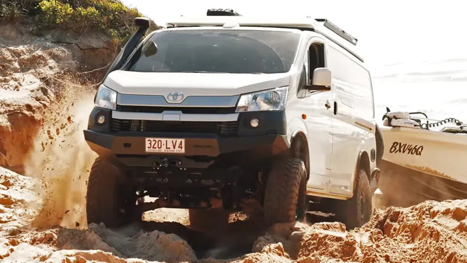 Το Toyota HiAce 4x4 σε απαιτητικό λασπωμένο πέρασμα, με ελαστικά 35 ιντσών και εργάτη βαρέος τύπου. Το Toyota HiAce 4x4 σε απαιτητικό λασπωμένο πέρασμα, με ελαστικά 35 ιντσών και εργάτη βαρέος τύπου.