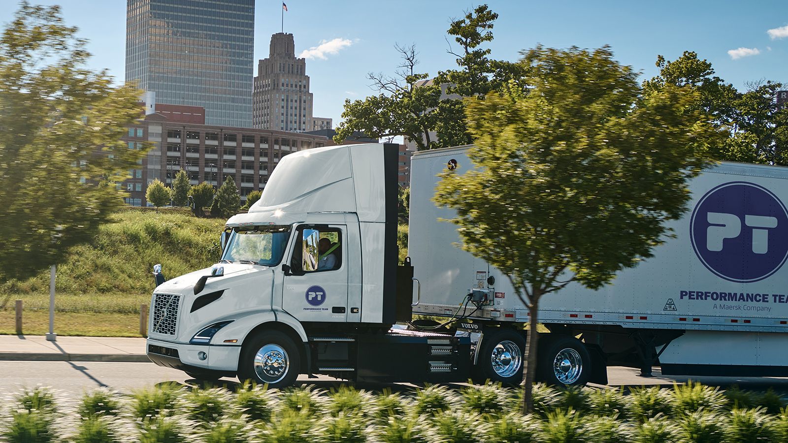 Τα ηλεκτρικά φορτηγά θα χρησιμοποιηθούν στην Καλιφόρνια σε μια ποικιλία εργασιών μεταφοράς, εξυπηρετώντας τις ανάγκες των logistics λιμένων και των δρομολογίων διανομών μεταξύ αποθηκών.