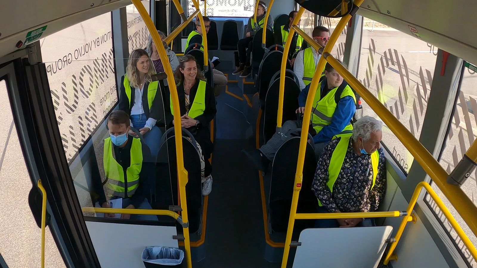 Κατά τη διάρκεια της δοκιμαστικής διαδρομής, οι 22 επιβάτες γνώρισαν πώς είναι να ταξιδεύεις με ένα εντελώς αυτόνομο λεωφορείο χωρίς οδηγό πίσω από το τιμόνι.