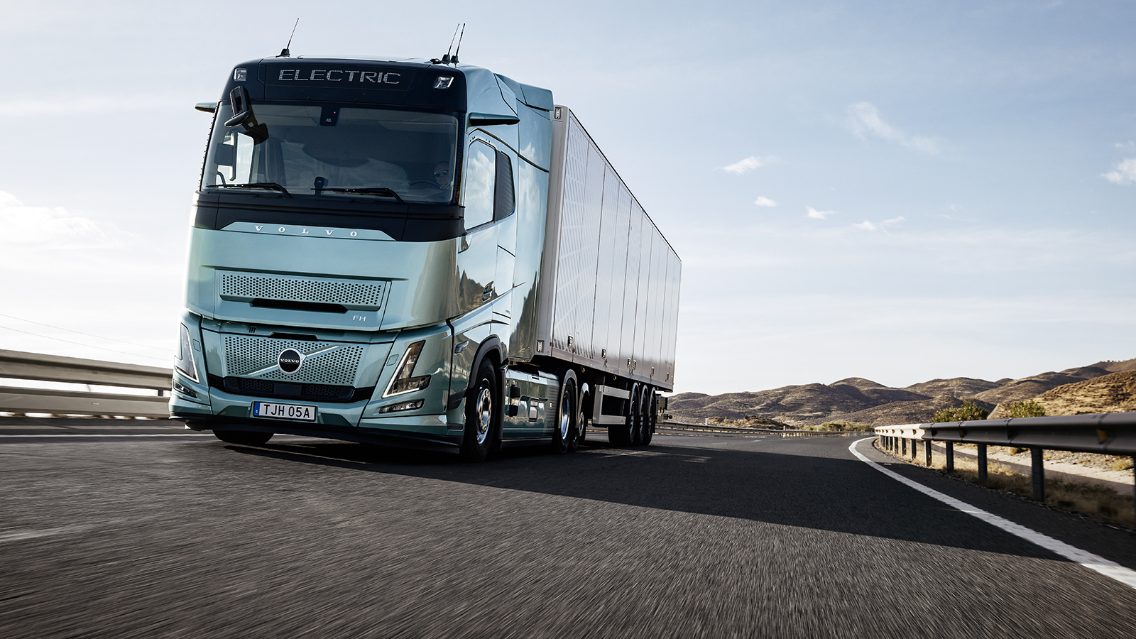 Το Volvo FH Electric εντάσσεται στη βραβευμένη γκάμα για απαιτητικές περιφερειακές και μεγάλων αποστάσεων μεταφορές. Το Volvo FH Electric εντάσσεται στη βραβευμένη γκάμα για απαιτητικές περιφερειακές και μεγάλων αποστάσεων μεταφορές.