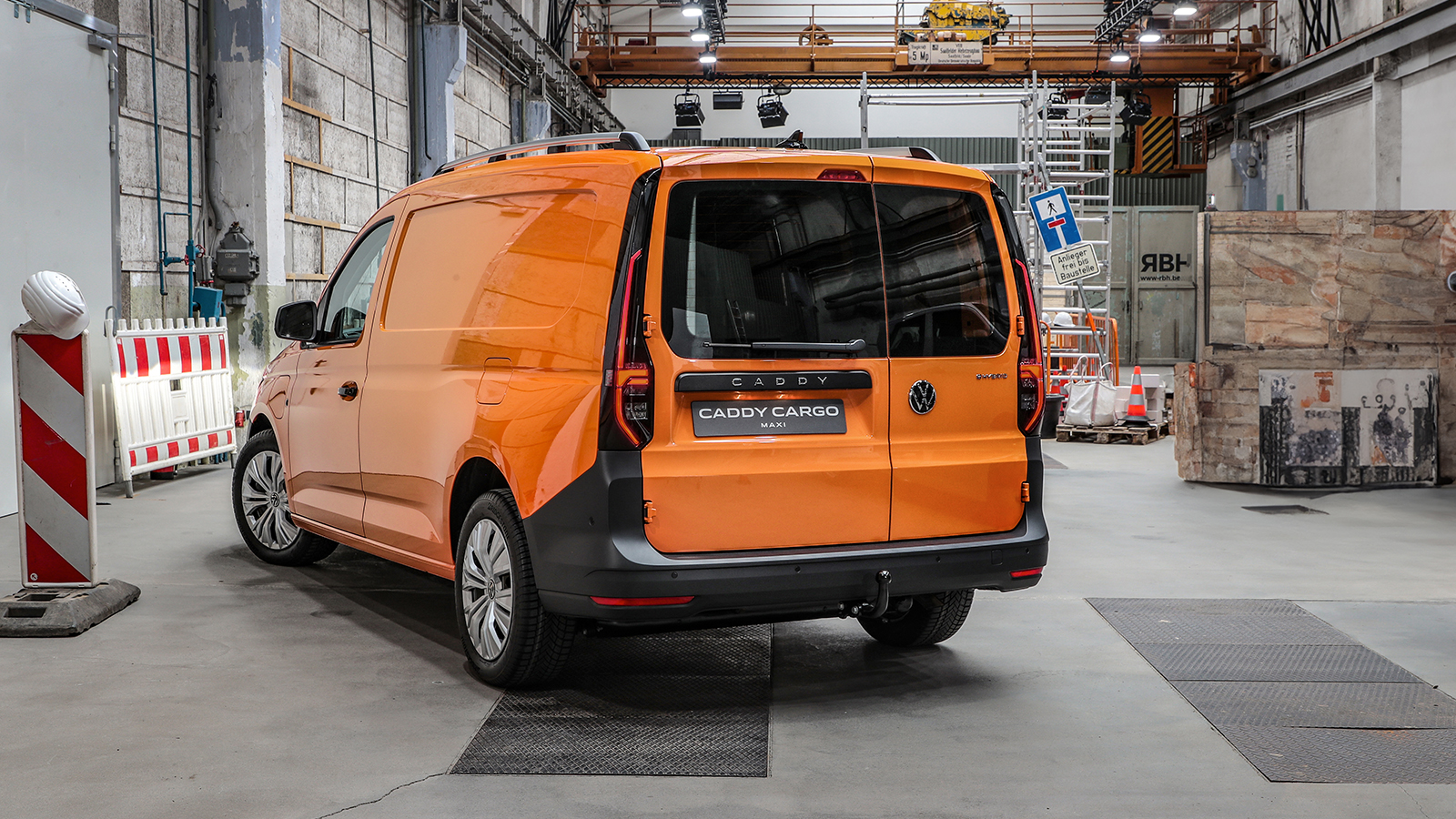 Το VW Caddy Cargo Maxi διατηρεί το μακρύ αμάξωμα και τις διπλές πίσω πόρτες για την πρόσβαση στον χώρο φόρτωσης. Το VW Caddy Cargo Maxi διατηρεί το μακρύ αμάξωμα και τις διπλές πίσω πόρτες για την πρόσβαση στον χώρο φόρτωσης.