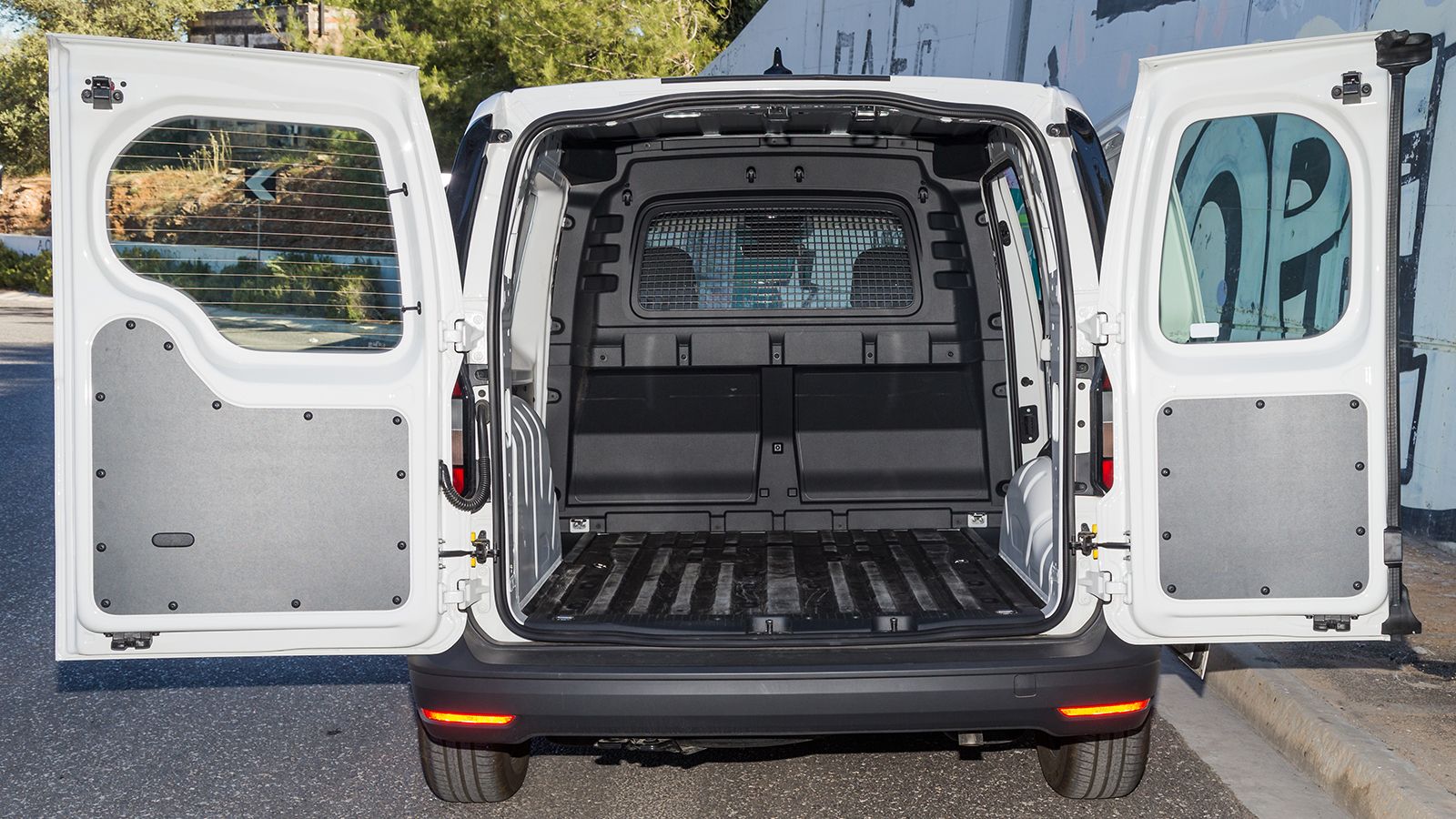 Στις κανονικές εκδόσεις του νέου Caddy Van, ο χώρος φόρτωσης έχει μήκος έως 1,8μ. και ωφέλιμο πλάτος 1,23μ. μεταξύ των θόλων των τροχών.