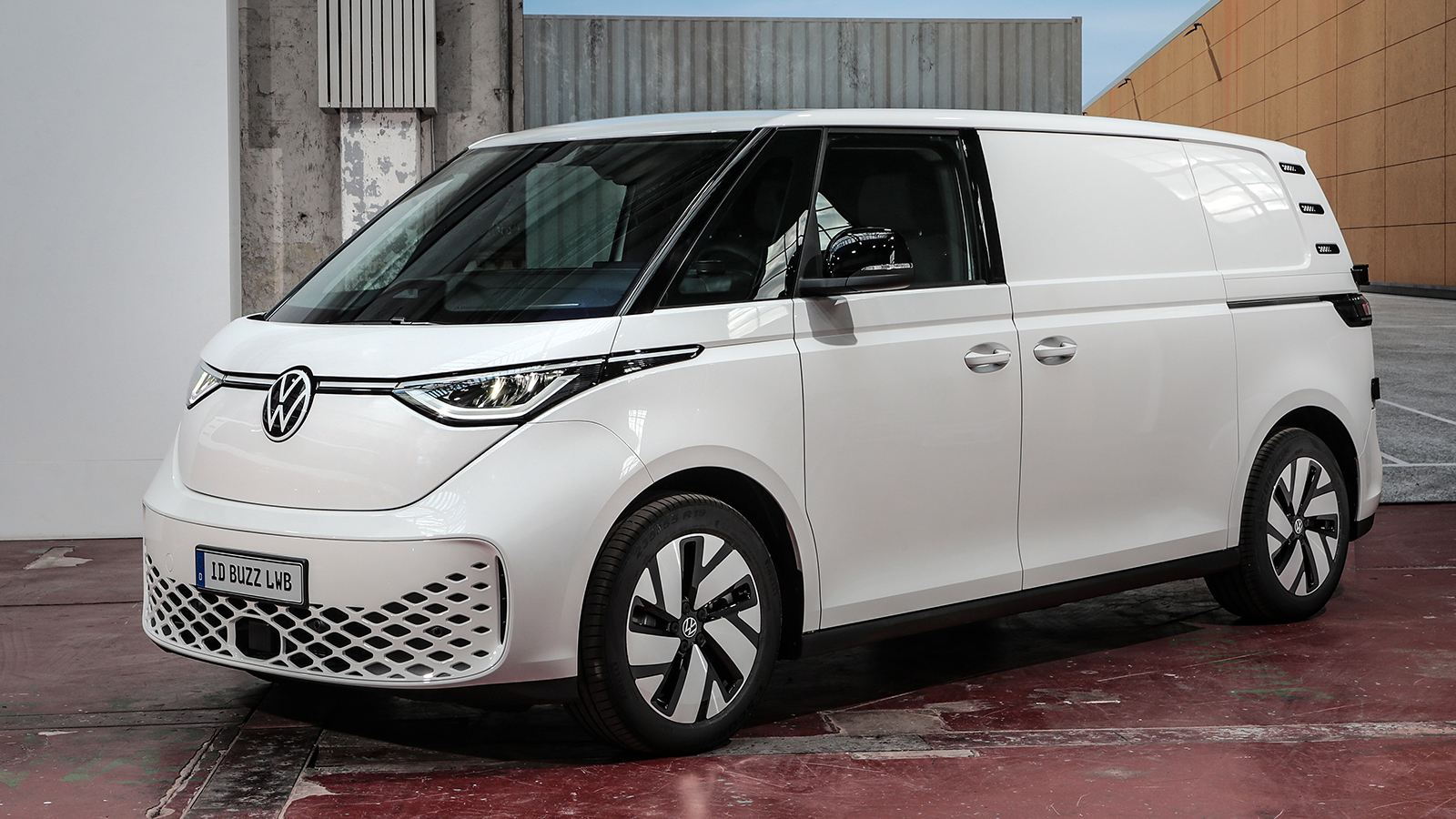 Το νέο VW ID. Buzz Cargo με μακρύ μεταξόνιο έχει συνολικό μήκος 4.962 χλστ. και δύο ηλεκτρικά συστήματα κίνησης. Το νέο VW ID. Buzz Cargo με μακρύ μεταξόνιο έχει συνολικό μήκος 4.962 χλστ. και δύο ηλεκτρικά συστήματα κίνησης.