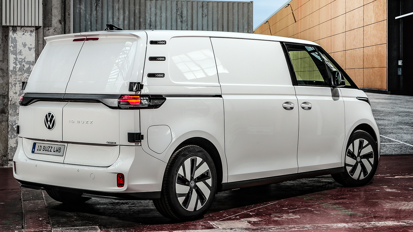 Το VW ID. Buzz Cargo προσφέρεται με μεγάλη πίσω πόρτα, ενώ διατίθενται προαιρετικά δύο ανοιγόμενες πόρτες. Το VW ID. Buzz Cargo προσφέρεται με μεγάλη πίσω πόρτα, ενώ διατίθενται προαιρετικά δύο ανοιγόμενες πόρτες.
