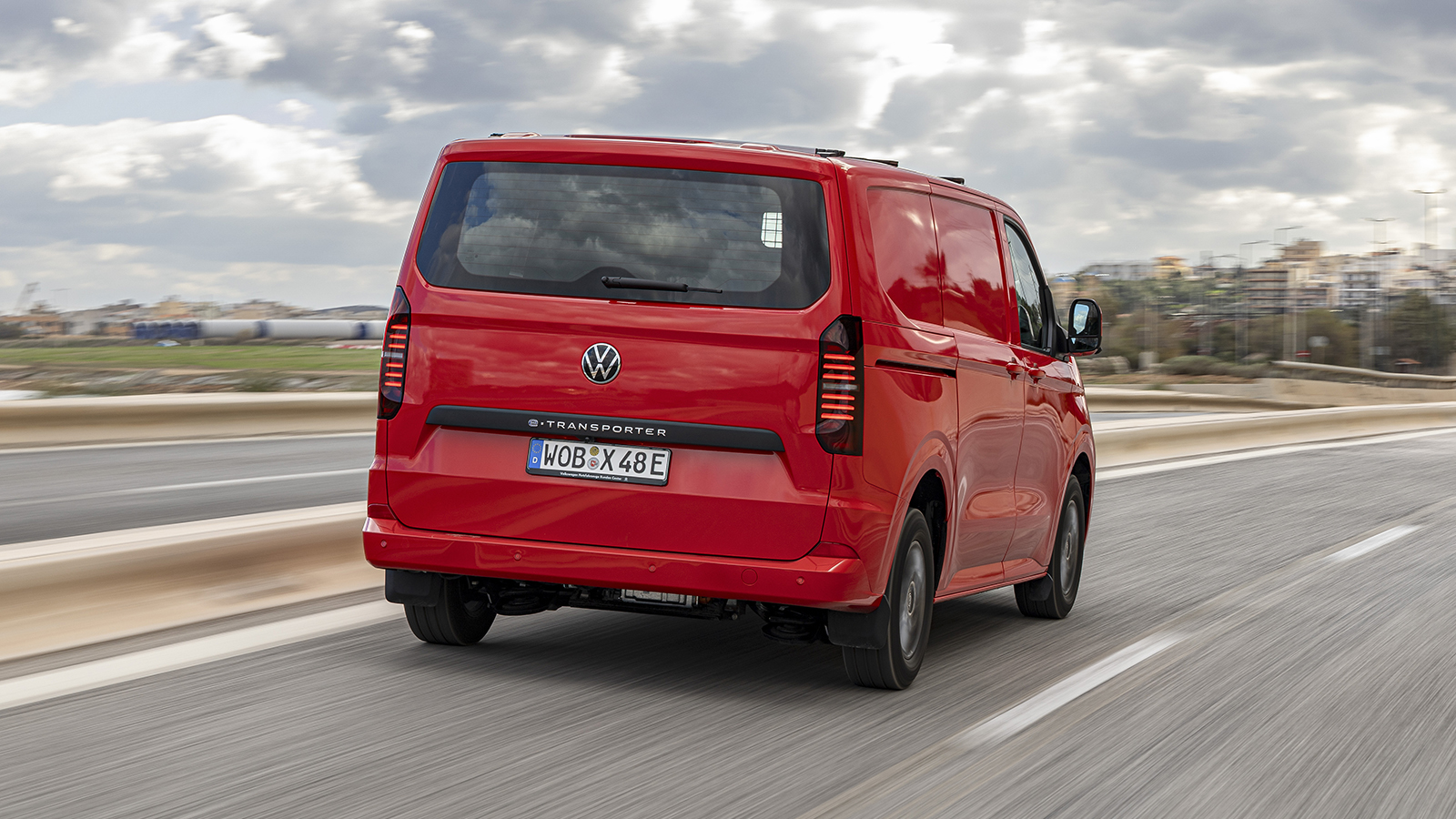 Χάρη στη νέα μπαταρία, η αυτονομία του VW e-Transporter μπορεί να ανέλθει στα 380km ενώ ταχύτεροι είναι και οι χρόνοι φόρτισης σε παροχές DC (περίπου 30 λεπτά για το 10% - 80%). Χάρη στη νέα μπαταρία, η αυτονομία του VW e-Transporter μπορεί να ανέλθει στα 380km ενώ ταχύτεροι είναι και οι χρόνοι φόρτισης σε παροχές DC (περίπου 30 λεπτά για το 10% - 80%).