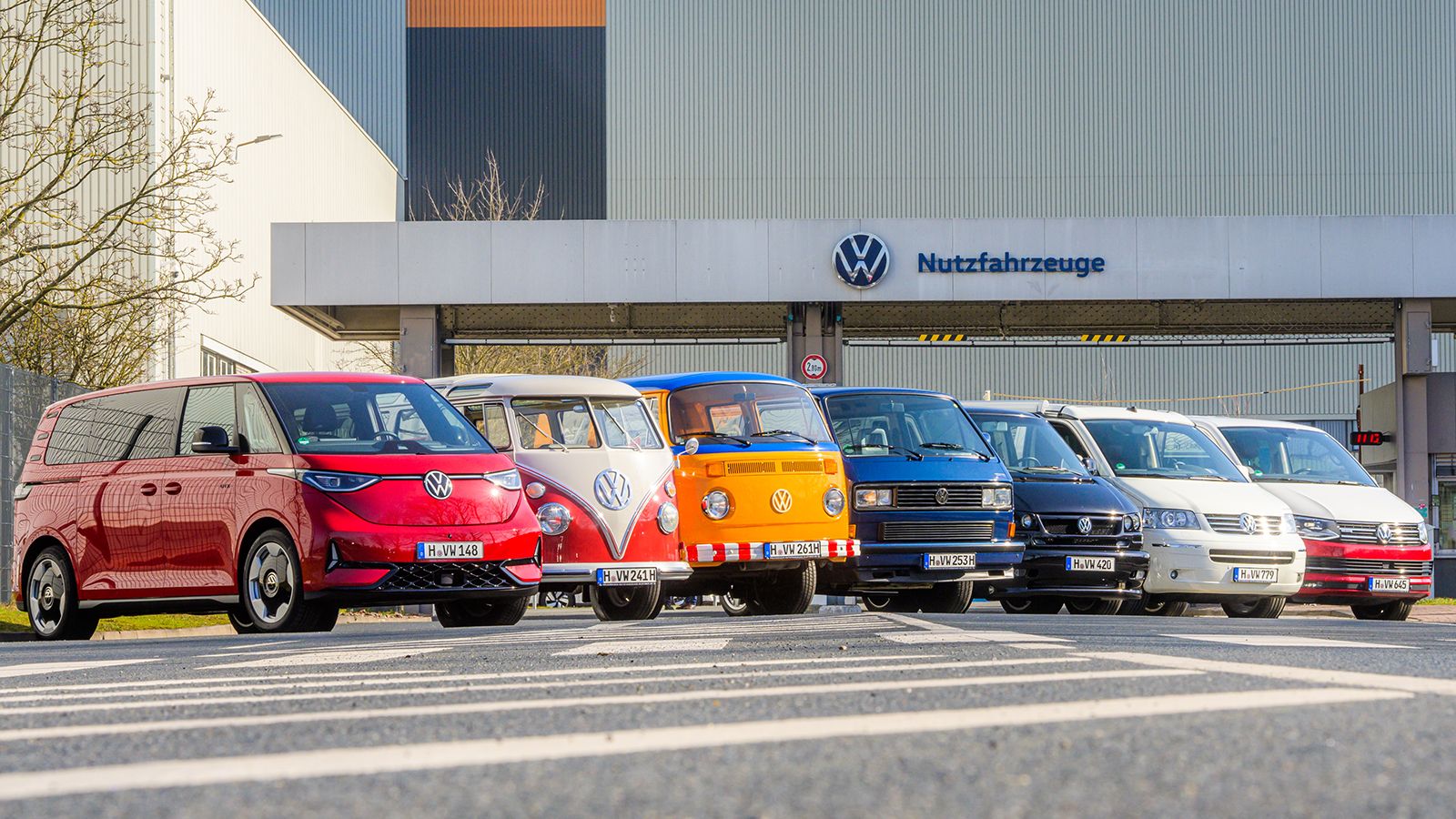 Κατά τη διάρκεια των τελευταίων 70 ετών, η VW έχει κατασκευάσει περίπου 11 εκ. οχήματα στη γραμμή παραγωγής του Ανόβερου! Κατά τη διάρκεια των τελευταίων 70 ετών, η VW έχει κατασκευάσει περίπου 11 εκ. οχήματα στη γραμμή παραγωγής του Ανόβερου!