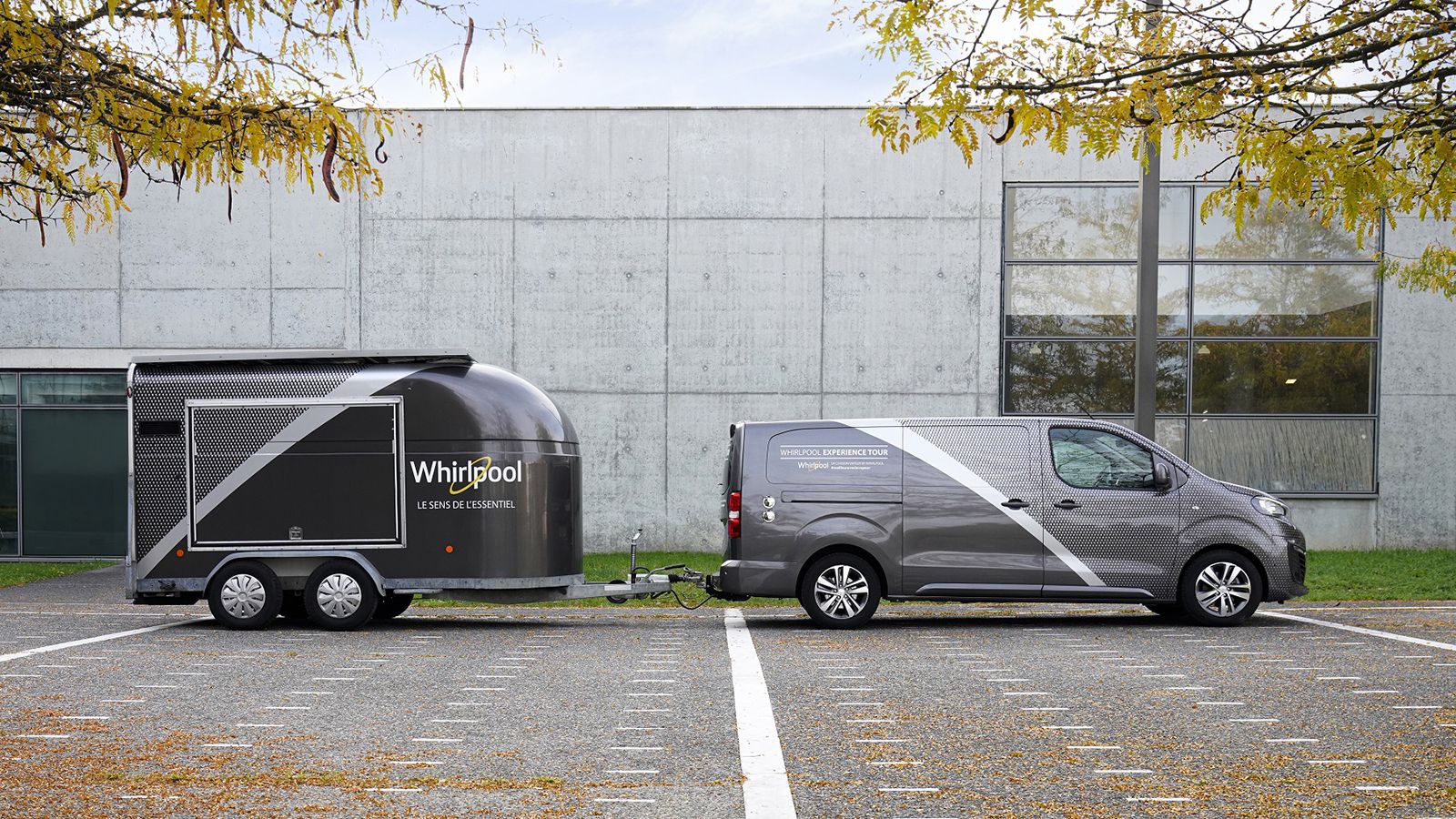 Το Whirlpool Experience Tour που στηρίζεται στην έκδοση «Long» του Peugeot Expert μήκους 5,30 μέτρων, έχει κοτσαρισμένο ένα τρέιλερ στο οποίο βρίσκεται ένα ψυγείο και επιπλέον αξεσουάρ.