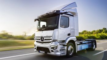 Το Mercedes eActros σε έκδοση τράκτορα