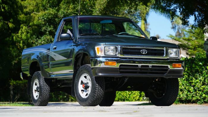 Σε έναν αχυρώνα είχε παραμείνει για 28 χρόνια ένα Toyota Deluxe Pickup του 1993 και πλέον αναμένεται να πιάσει σε δημοπρασία υψηλότατη τιμή.