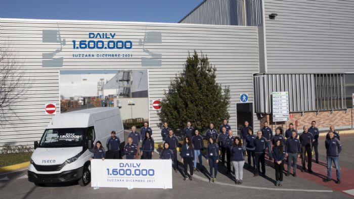 Οι άνθρωποι του εργοστασίου της Suzzara, περιχαρείς πλάι στο Iveco Daily υπ` αριθμόν 1.600.000.