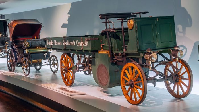 Αν και είναι μόλις δύο χρόνια νεότερο από το πρώτο φορτηγό, που παραδόθηκε το 1896, η τεχνολογία του έχει ήδη αναπτυχθεί σημαντικά.