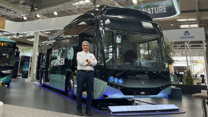 Το e-ATA Hydrogen στο περίπτερο της Karsan στην έκθεση IAA Transportation του Ανόβερο. Μπροστά στο 12μετρο λεωφορείο, ο CEO της εταιρεία, κ. Okan Bas.