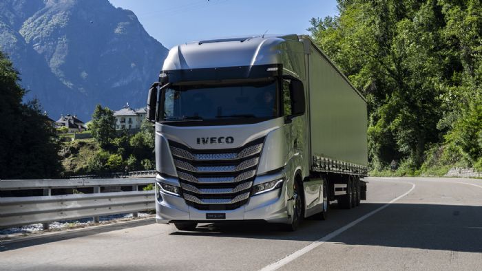 Tο φορτηγό μεγάλων αποστάσεων υπόσχεται περιορισμό της κατανάλωσής του έως και κατά 3%, χάρη στη νέα γκάμα κινητήρων που πληρούν τα αντιρρυπαντικά πρότυπα Euro VI/E και οι οποίοι φέρουν έγκριση για να λειτουργούν κατά 100% με bio-diesel δεύτερης γενιάς.