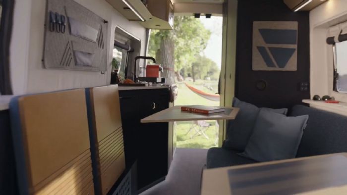 Πολυτελές, με όλες τις ανέσεις για δύο επιβάτες, το εσωτερικό του Winnebago e-RV Concept. 