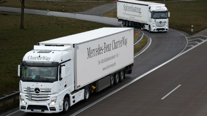 Ενδεικτικό παράδειγμα είναι η αυτοκινητοπομπή Daimler Truck Aid με πέντε ημιρυμουλκούμενα φορτηγά Actros.
