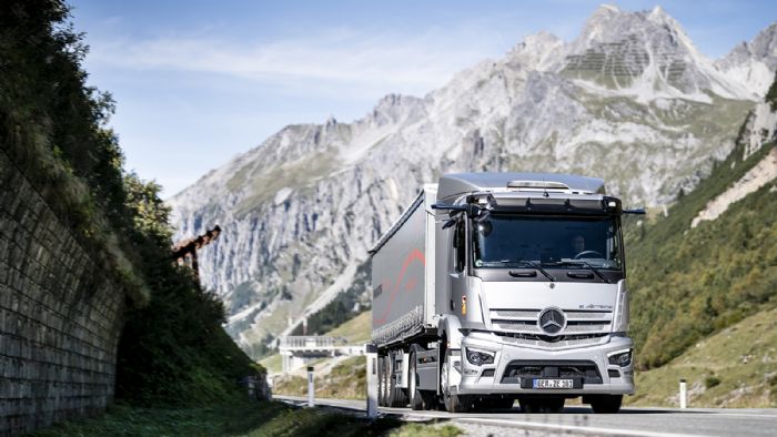 Οι μηχανικοί της Mercedes-Benz Trucks φόρτωσαν πλήρως το ημιρυμουλκούμενο στους 40 τόνους. Οι δοκιμές στο Τιρόλο κάλυψαν συνολική απόσταση 111 χλμ. και το φορτηγό έφτασε στο υψόμετρο των 1.800 μέτρων.