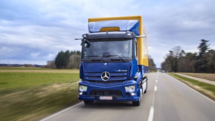 Μέγιστη αυτονομία 400 χλμ. και φόρτιση σε περίπου μία ώρα (για το eActros 300) υπόσχεται το ηλεκτρικό βαρύ φορτηγό της Mercedes-Benz.