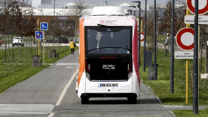 Για πρώτη φορά στην Ευρώπη (στη Γαλλία, συγκεκριμένα), ένα αυτόνομο λεωφορείο δίχως οδηγό, μοιράζεται τον δρόμο με άλλους χρήστες.
