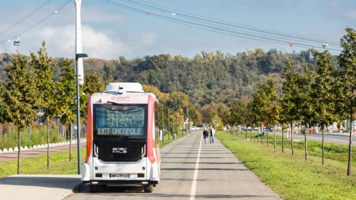 Το αυτόνομο mini-bus πραγματοποιεί ένα δρομολόγιο μήκους 600 μέτρων, στο οποίο κινούνται παράλληλα πεζοί, ποδηλάτες, αυτοκίνητα και άλλα λεωφορεία.