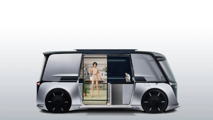 O εικονικός βοηθός μας καλωσορίζει στο LG Omnipod, ένα αυτόνομο πρωτότυπο όχημα που βρίσκεται ανάμεσα στην έννοια του σπιτιού και του αυτοκινήτου.