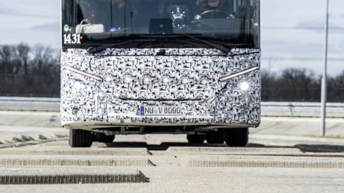 Μια πίστα με εμπόδια ύψους 70 χιλιοστών σε σχηματισμό «ψαροκόκκαλου», είναι σχεδιασμένη έτσι ώστε να ζορίσει τα μηχανικά μέρη του λεωφορείου.