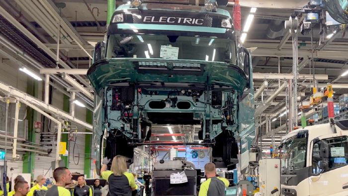 Με την έναρξη της παραγωγής στη Σουηδία (θα ακολουθήσει το Βέλγιο) η Volvo Trucks γίνεται η πρώτη αυτοκινητοβιομηχανία που προσφέρει βαρέα ηλεκτρικά φορτηγά.