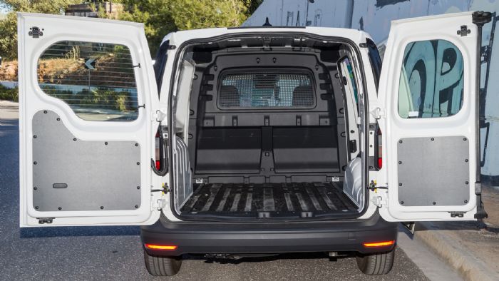 Στις κανονικές εκδόσεις του νέου Caddy Van, ο χώρος φόρτωσης έχει μήκος έως 1,8μ. και ωφέλιμο πλάτος 1,23μ. μεταξύ των θόλων των τροχών.