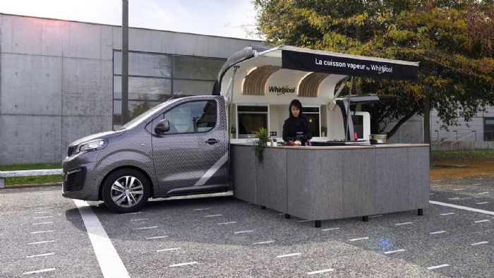 Οι σχεδιαστές του Peugeot Design Lab και της Whirlpool έχουν τοποθετήσει την εμπειρία του πελάτη στο επίκεντρο του σχεδιασμού αυτού του φορτηγού τροφίμων, που ονομάζεται Whirlpool Experience Tour. 