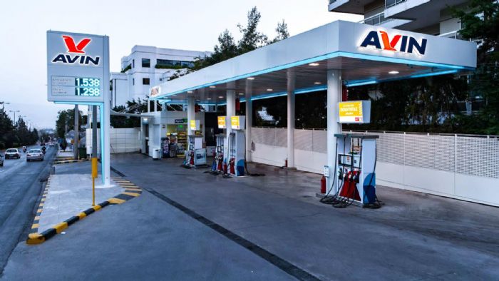 Πλήρως ανανεωμένος είναι ο σχεδιασμός των πρατηρίων της Avin, με το «φρέσκο» λογότυπο να βρίσκεται σε πρώτο πλάνο.