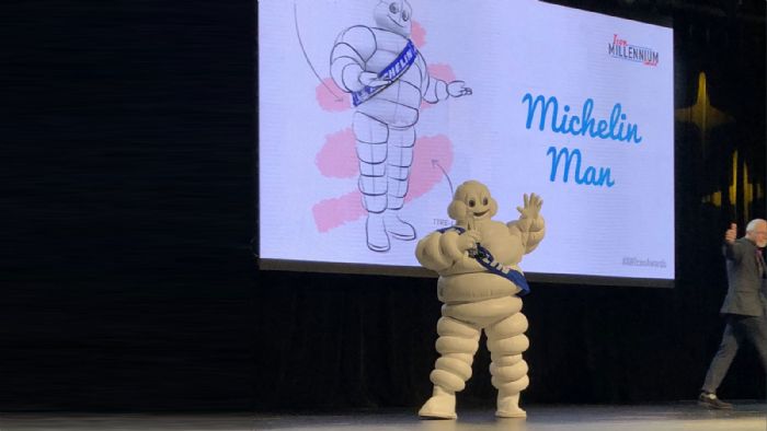 Το «Ανθρωπάκι της Michelin» παρέλαβε το βραβείο του κατά τη διάρκεια εκδήλωσης στην Times Square της Νέας Υόρκης από το Advertising Week.