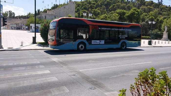 To πρώτο ηλεκτροκίνητο αστικό λεωφορείο ξεκινά τις πιλοτικές δοκιμές χρήσης του στο κέντρο της Αθήνας. 