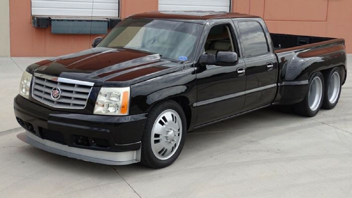 Μην σας μπερδεύει η μάσκα της Cadillac. Πρόκειται για ένα βαριά πειραγμένο, τριαξονικό Chevrolet Silverado του 2004.