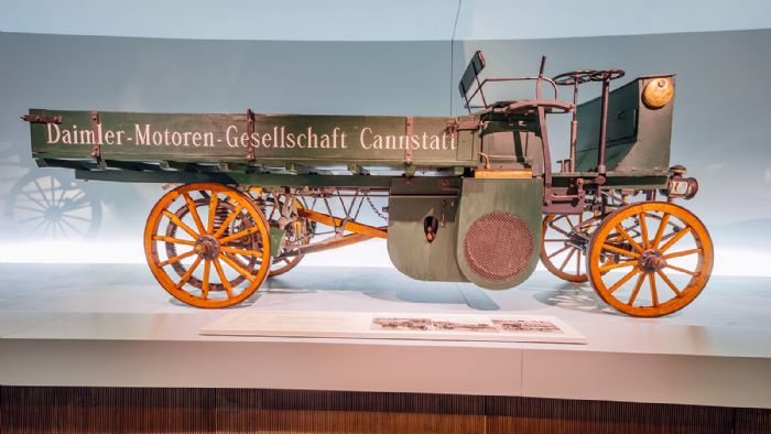 Το Daimler Motor-Lastwagen του 1898 κοσμεί με την παρουσία του το μουσείο της Mercedes-Benz και αποτελεί το παλαιότερο φορτηγό του κόσμου που διασώζεται μέχρι σήμερα.