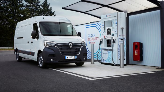 Τα τρία πρώτα οχήματα κυψελών καυσίμου που θα κυκλοφορήσουν στην αγορά από την HYVIA θα βασίζονται στην πλατφόρμα του Renault Master και θα είναι διαθέσιμα στην Ευρώπη έως το τέλος του 2021.