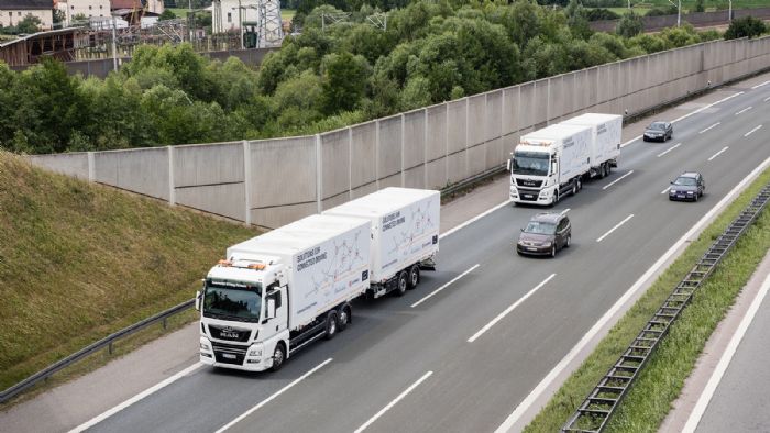 Ο όρος platooning αναφέρεται σε ένα σύστημα που χρησιμοποιούν τα οχήματα στο δρόμο όπου τουλάχιστον δύο φορτηγά οδηγούν στον αυτοκινητόδρομο σε σχηματισμό φάλαγγας.