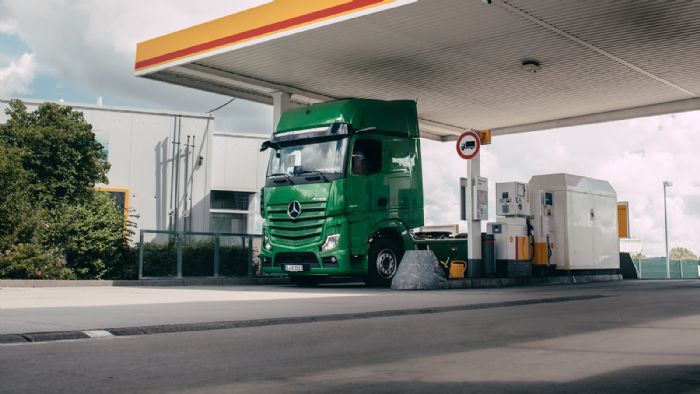 Για πρώτη φορά, ένα Mercedes-Benz Actros μπορεί να πληρώσει αυτόματα για το κόστος των καυσίμων σε ένα πρατήριο της Shell, κάτι που έχει σημαντικά οφέλη σε όρους ασφάλειας, άνεσης και παραγωγικότητας.