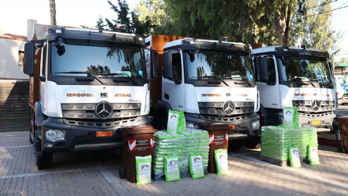 Παράδοση 4 απορριμματοφόρων συλλογής βιοαποβλήτων, 550 καφέ κάδων ειδικής ανακύκλωσης και κομπόστ από την Περιφέρεια Αττικής στον Δήμο Περιστερίου.